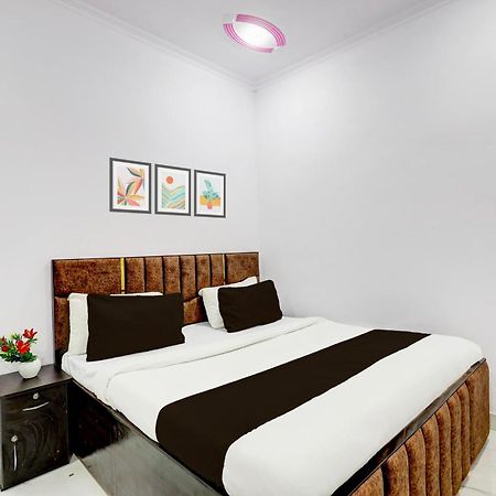 Hotel The Arrow Near Paschim Vihar Delhi  Buitenkant foto