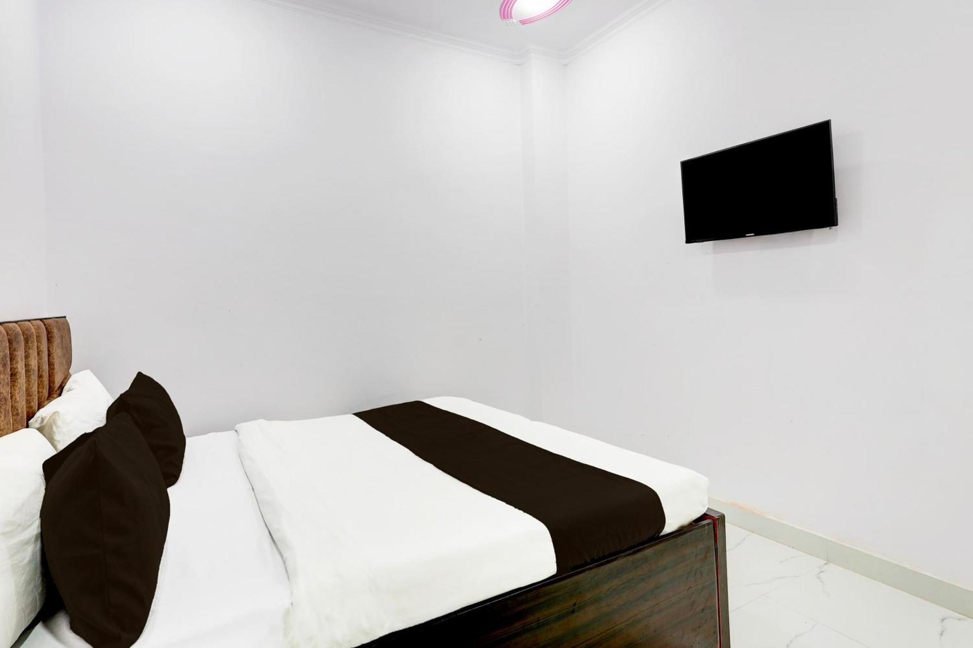 Hotel The Arrow Near Paschim Vihar Delhi  Buitenkant foto