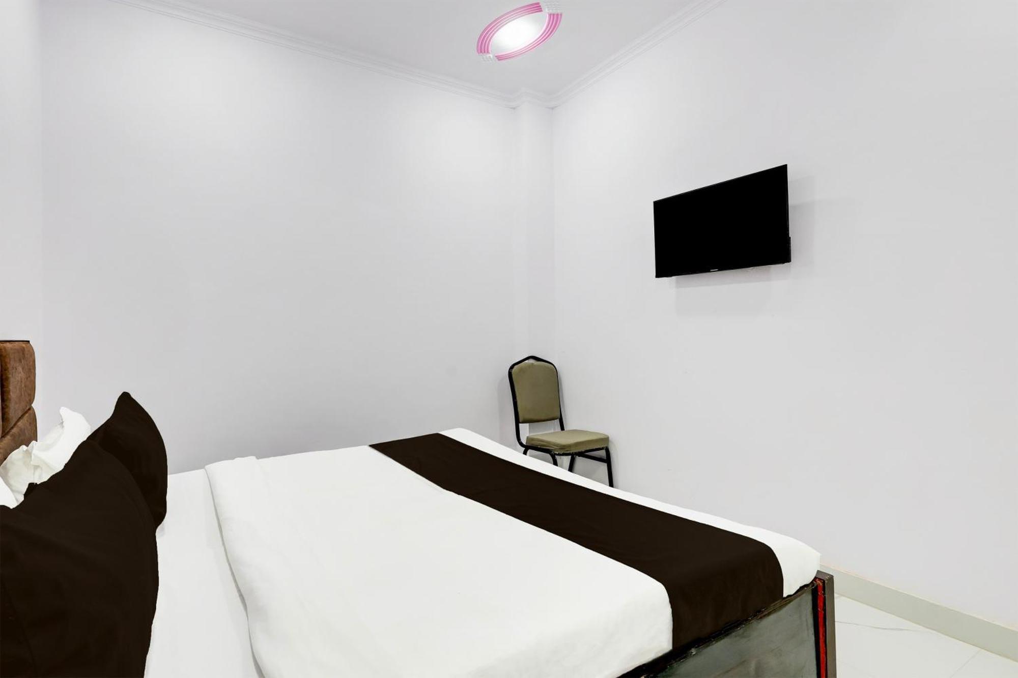 Hotel The Arrow Near Paschim Vihar Delhi  Buitenkant foto