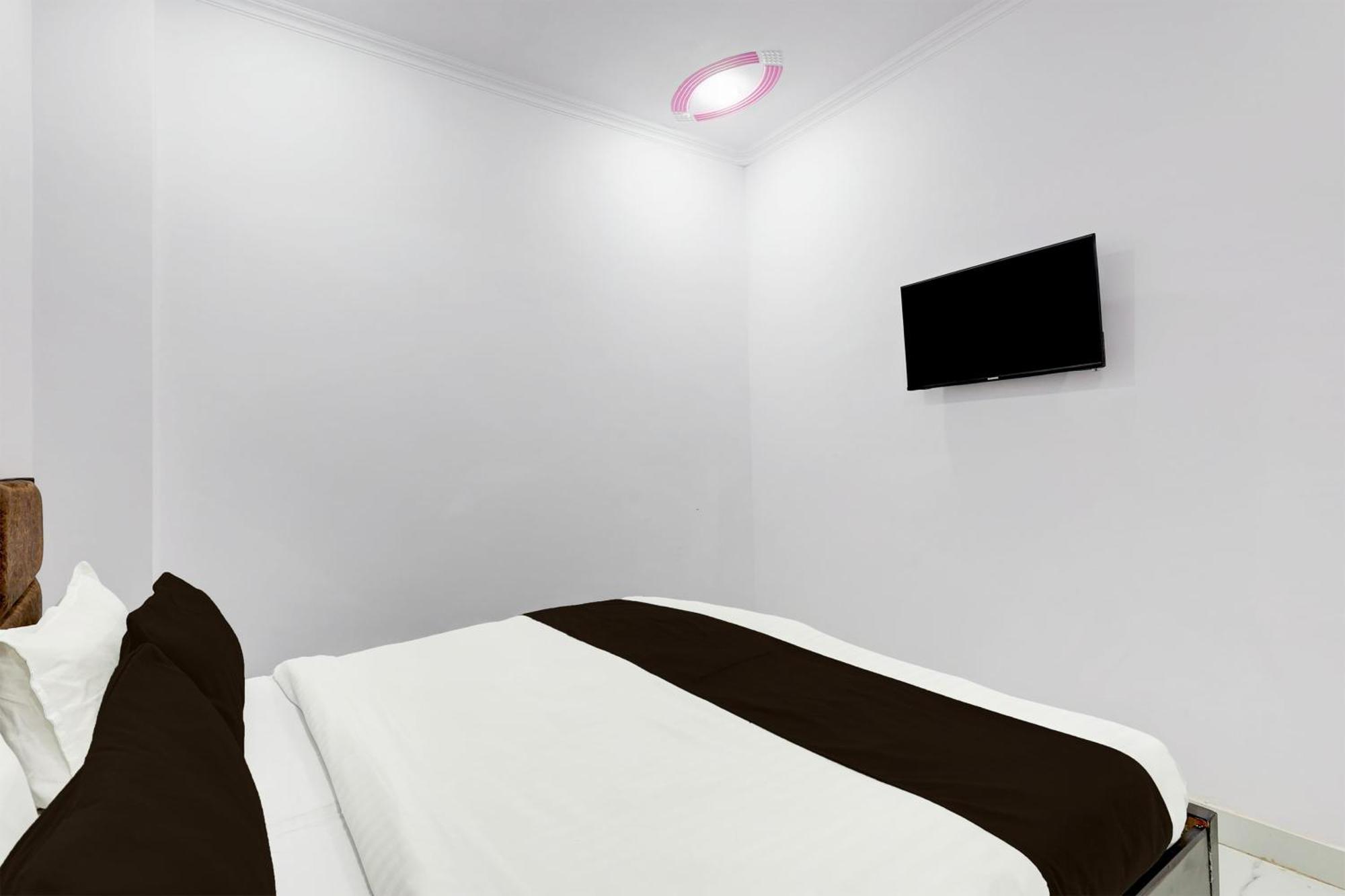 Hotel The Arrow Near Paschim Vihar Delhi  Buitenkant foto